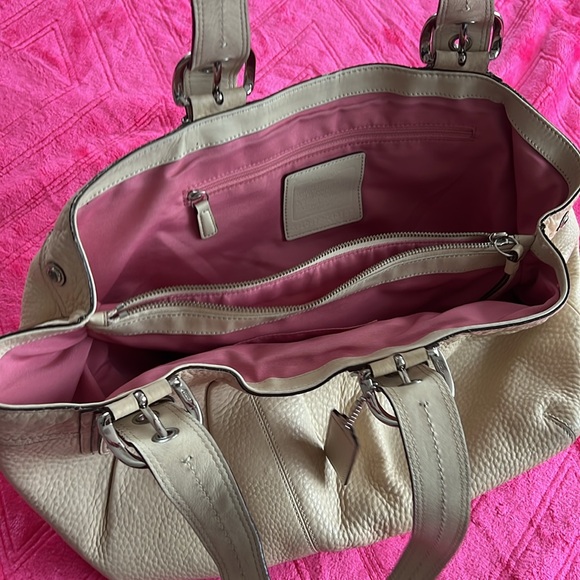 Coach Cream Leather Shoulder Bag with Textured Finish - Picture 2 of 7